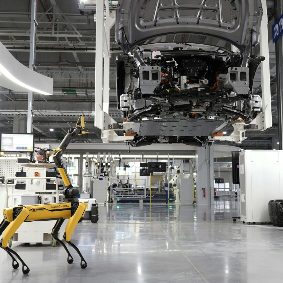 industrial robots help car production